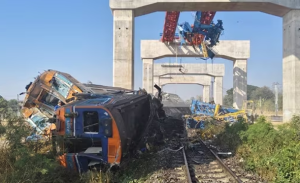 Read more about the article থাইল্যান্ডে ট্রেন দুর্ঘটনায় ২২ প্রাণহানি, ভেঙে পড়ে ক্রেন
