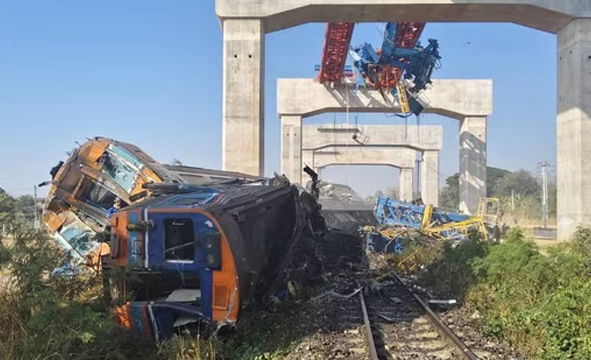 You are currently viewing থাইল্যান্ডে ট্রেন দুর্ঘটনায় ২২ প্রাণহানি, ভেঙে পড়ে ক্রেন