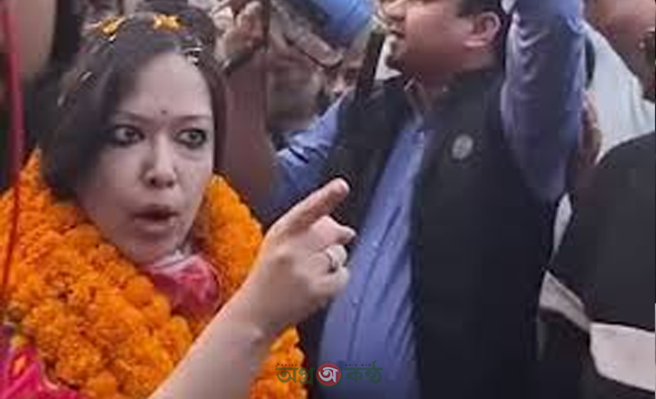 Read more about the article রুমিন ফারহানার উঠান বৈঠকে ম্যাজিস্ট্রেটের হস্তক্ষেপ, তর্কে জড়ালেন দুপক্ষ