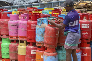 Read more about the article এলপিজি সিলিন্ডার বিক্রি বন্ধ, সাধারণ মানুষ জিম্মি, বাসাবাড়িতে দুর্ভোগ তীব্র