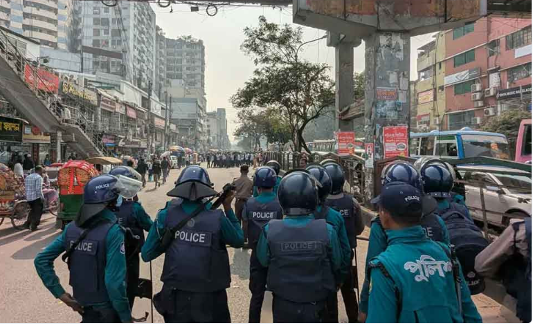 You are currently viewing ঢাকা কলেজের ছাত্রদের সঙ্গে পুলিশের ধস্তাধস্তি