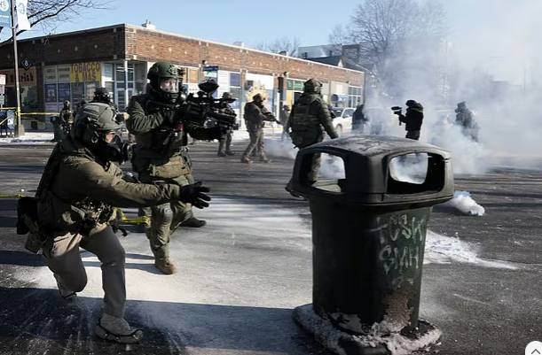 You are currently viewing আইসিইর গুলিতে মার্কিন নাগরিক নিহত: যুক্তরাষ্ট্রজুড়ে বিক্ষোভ ও তীব্র নিন্দা