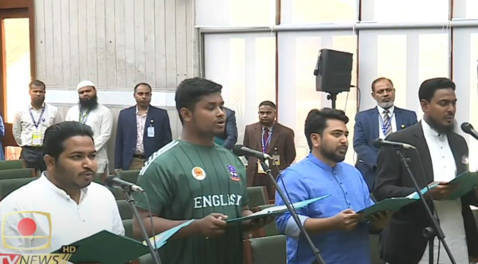 Read more about the article ঐতিহাসিক সেই জার্সি পরে সংসদে শপথ হাসনাত আবদুল্লাহর