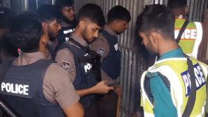 Read more about the article টঙ্গীর মাজার বস্তিতে রাতভর পুলিশের বিশেষ অভিযান