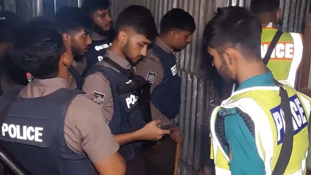 You are currently viewing টঙ্গীর মাজার বস্তিতে রাতভর পুলিশের বিশেষ অভিযান