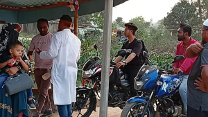 Read more about the article সংকটকালেও স্বচ্ছতা, আখাউড়ায় চাকায় রঙ দিয়ে নির্ধারিত দামে তেল বিক্রি