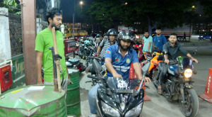 Read more about the article রাজধানীর অধিকাংশ পেট্রোল পাম্পে তেলের সংকট, ভিড় বাড়ছে