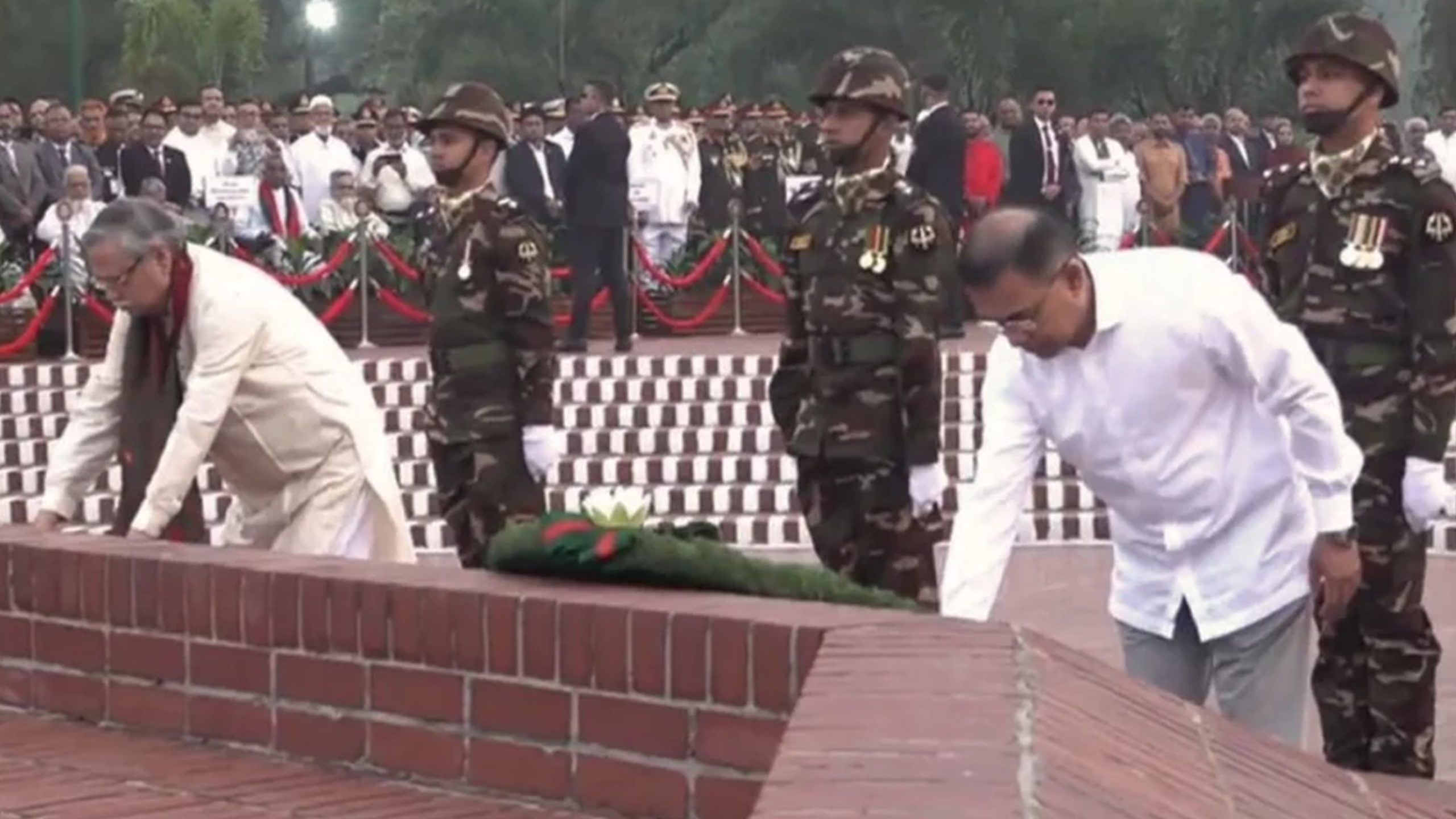 Read more about the article স্বাধীনতা দিবসে জাতীয় স্মৃতিসৌধে রাষ্ট্রপতি ও প্রধানমন্ত্রীর শ্রদ্ধা নিবেদন