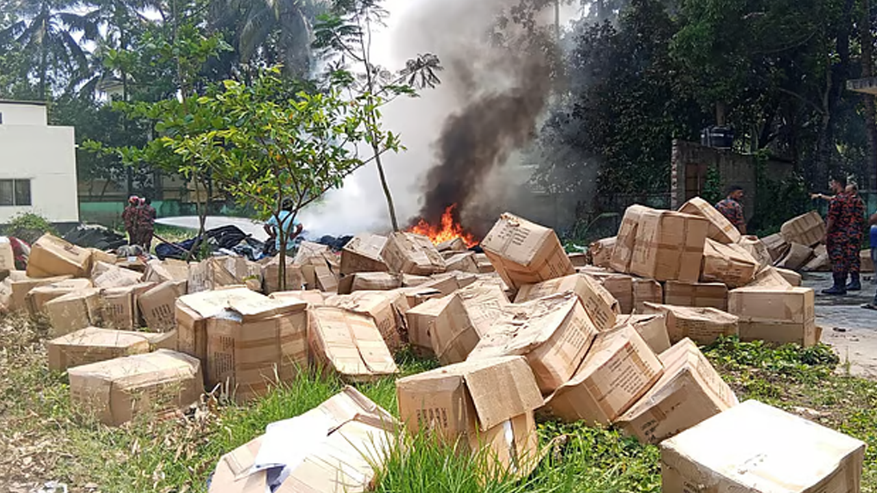 Read more about the article হাসপাতালের খোলা প্রাঙ্গণে মেয়াদোত্তীর্ণ চিকিৎসাসামগ্রী পুড়িয়ে ধ্বংস