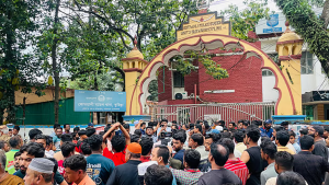 Read more about the article কুমিল্লায় বিএনপি নেতা গ্রেফতার: প্রতিবাদে থানা ঘেরাও, বাস চলাচল বন্ধ